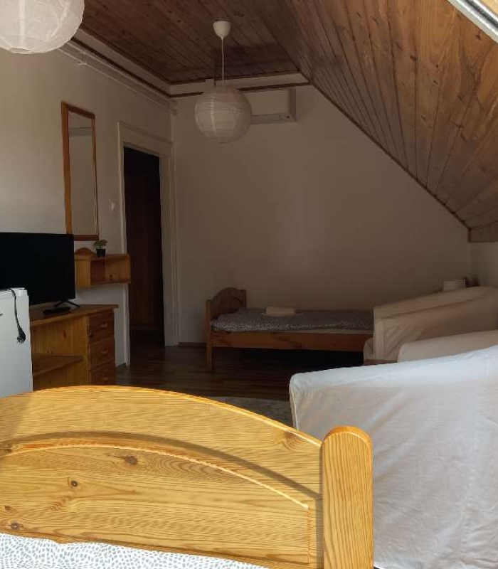 3 fős emeleti klímás szoba