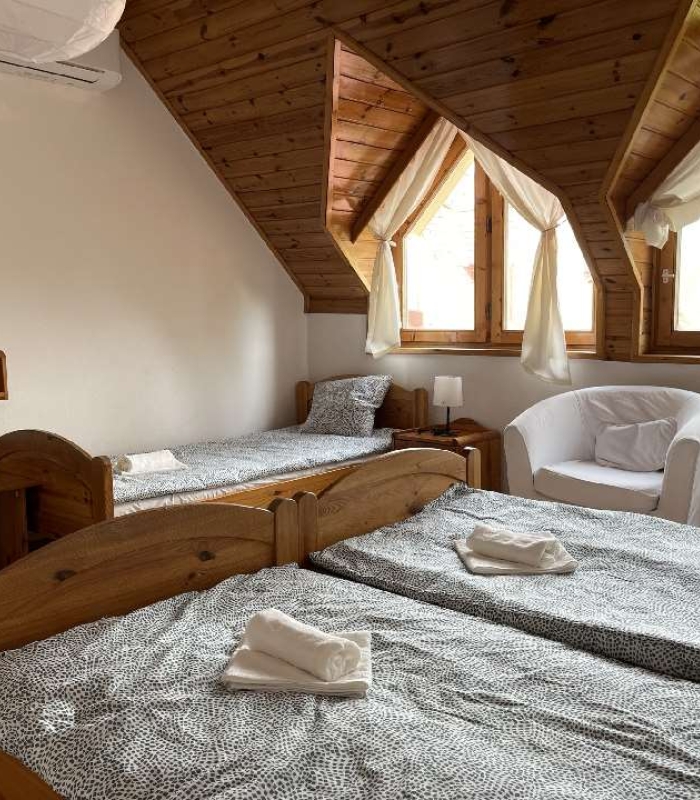 3 fős emeleti klímás szoba