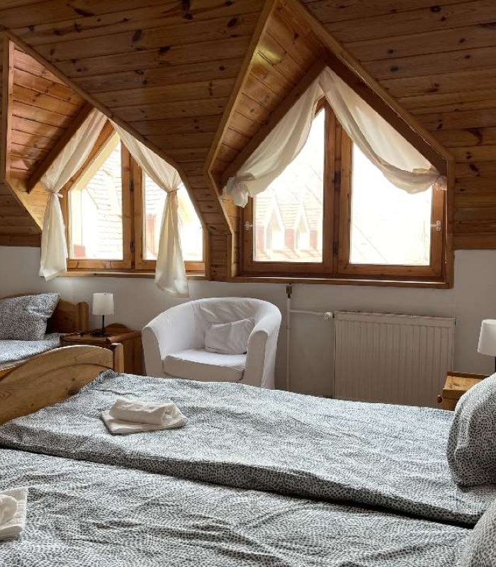 3 fős emeleti klímás szoba