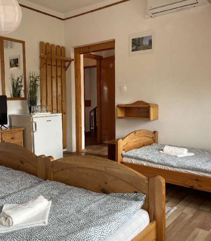 3 fős emeleti klímás szoba