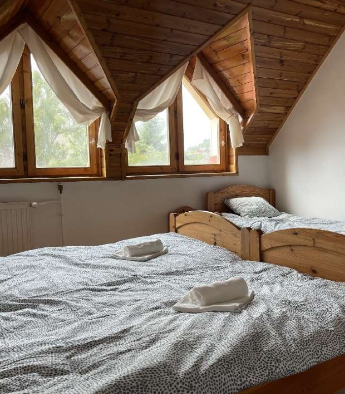 3 fős emeleti klímás szoba