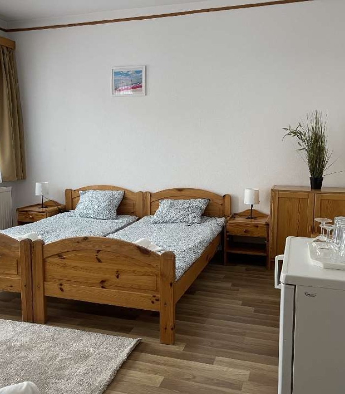 3 fős erkélyes földszinti szobák