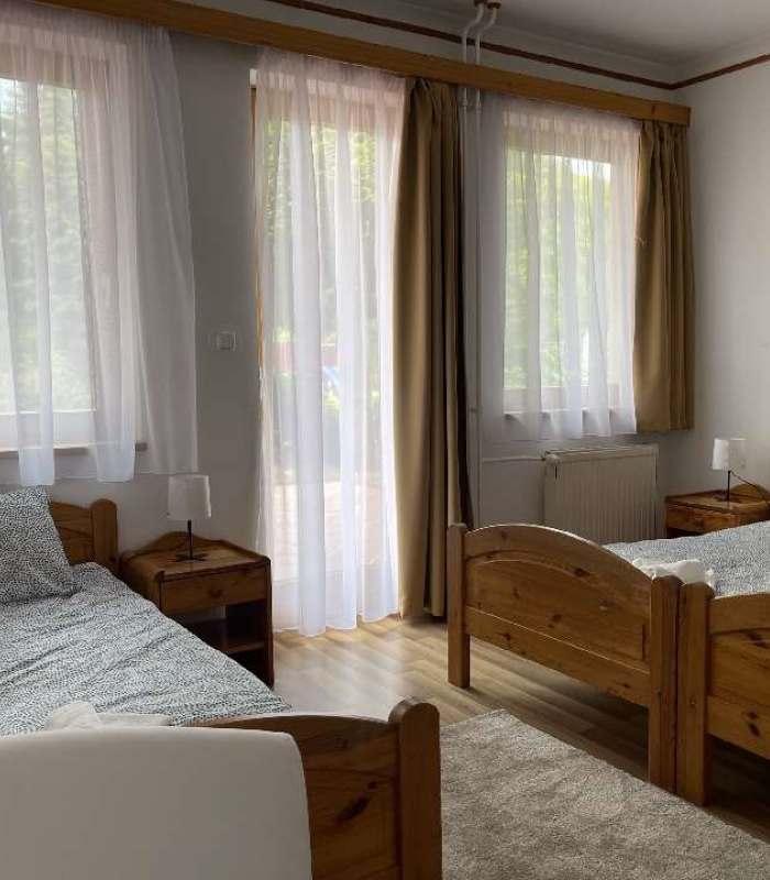 3 fős erkélyes földszinti szobák