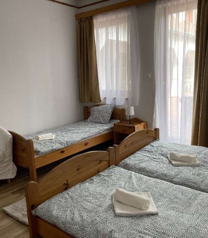 3 fős erkélyes földszinti szobák