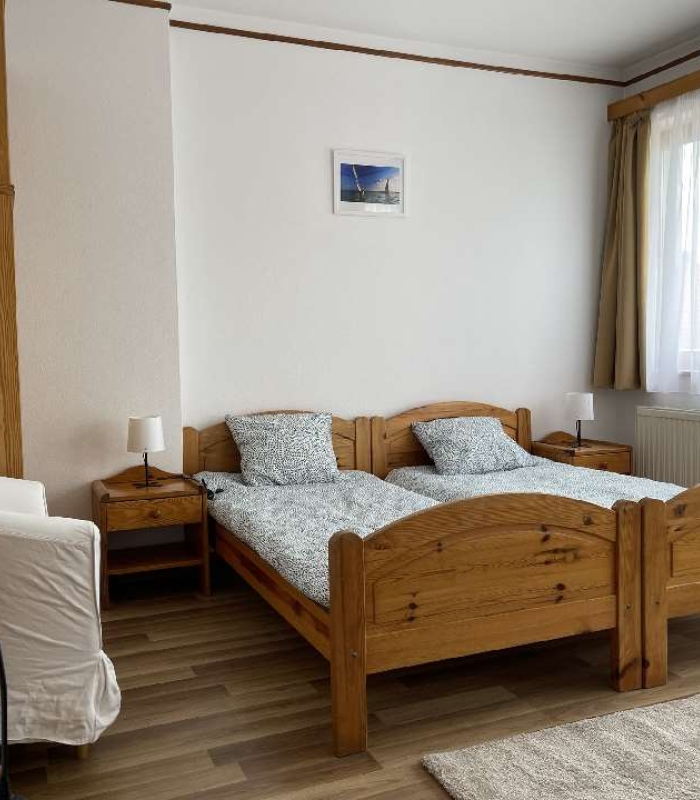 3 fős erkélyes földszinti szobák