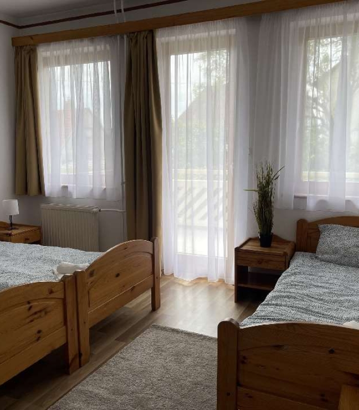 3 fős erkélyes földszinti szobák