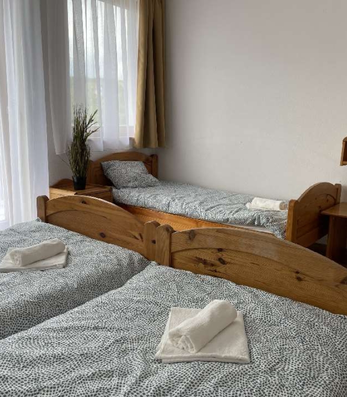 3 fős erkélyes földszinti szobák